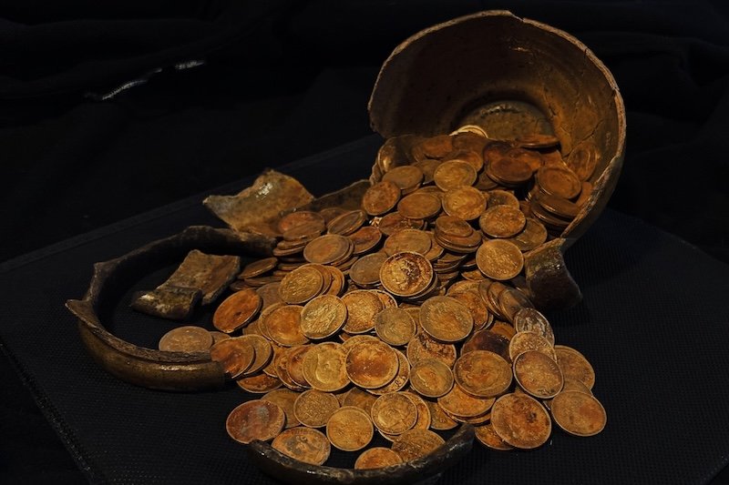 Rusya’daki Bir Evin Temelinde, Ekim Devrimi’nde Saklanmış Sikkeler Bulundu